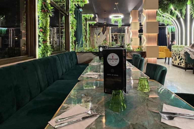 Salle principale du restaurant ANAMOUR